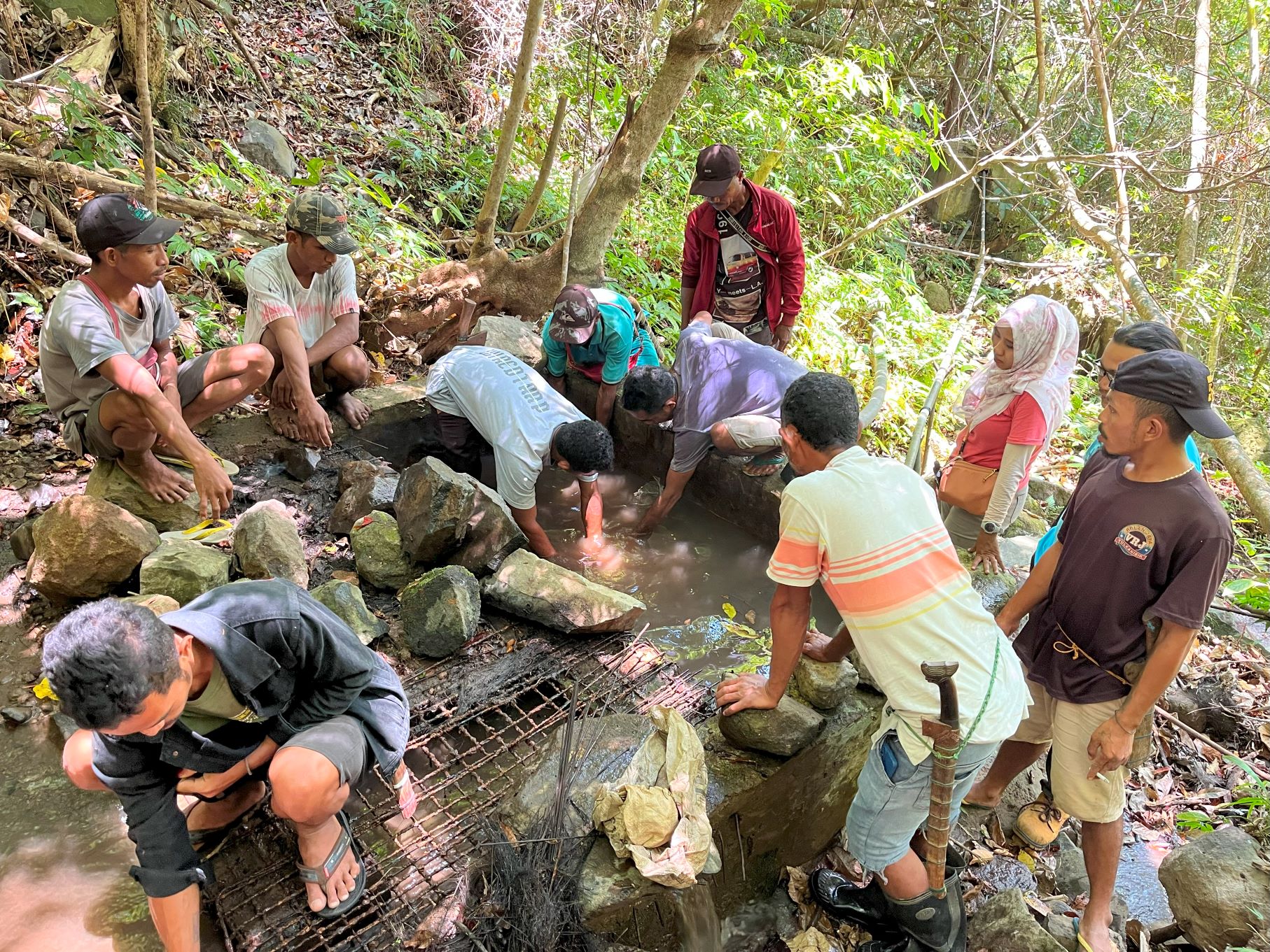 Tim Bintari Melakukan Survei Mata Air di Desa Repi