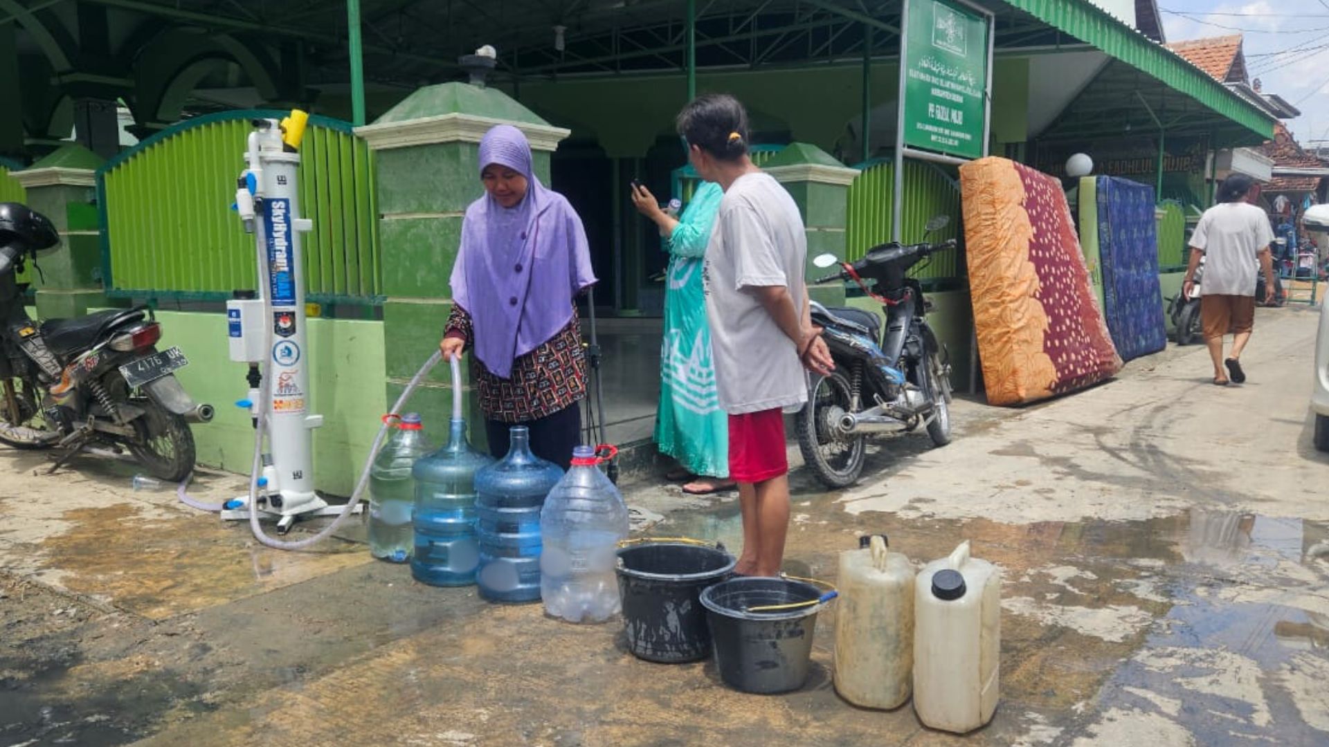 penggunaan alat penjernih air milik ASB bernama skyhydrant di tanggap bencana banjir Demak