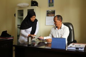 suharyanta, kepala desa ngalang, bersama sekertarisnya