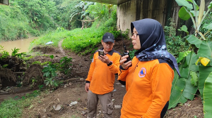 siti and destana team are monitoring river water level