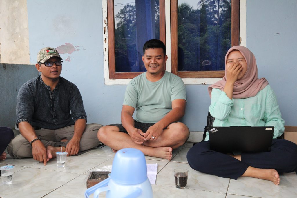 lia yulianan (paling kanan) tertawa sambil menutupi mulut ditengah rapat simulasi protokol ampd dengan tim destana