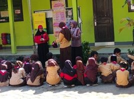 Pada saat penjelasan materi, peserta dari kalangan siswi diminta untuk mempraktikkan cara menggunakan pembalut sebagai bentuk edukasi bersama