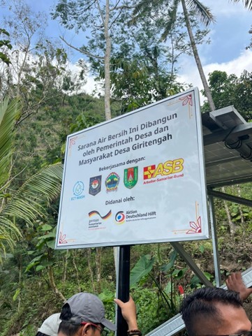 Tiang yang bertuliskan bahwa penampungan air ini dibangun atas kerjasamaPemerintah dan Masyarakat Desa Giritengah dan Mitra termasuk ASB S-SEA.