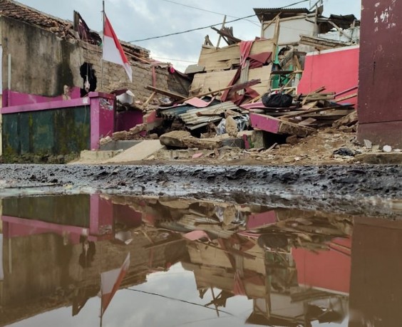 Turbid raw water used by earthquake survivors for washing and bathing